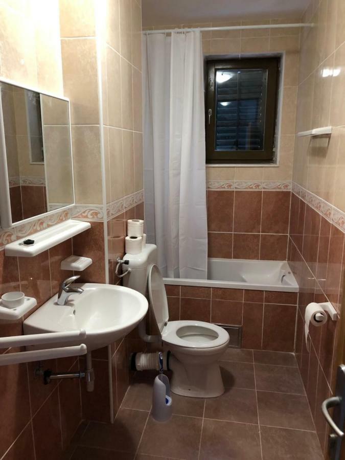 Apartmani Petrija Prčanj Exterior foto